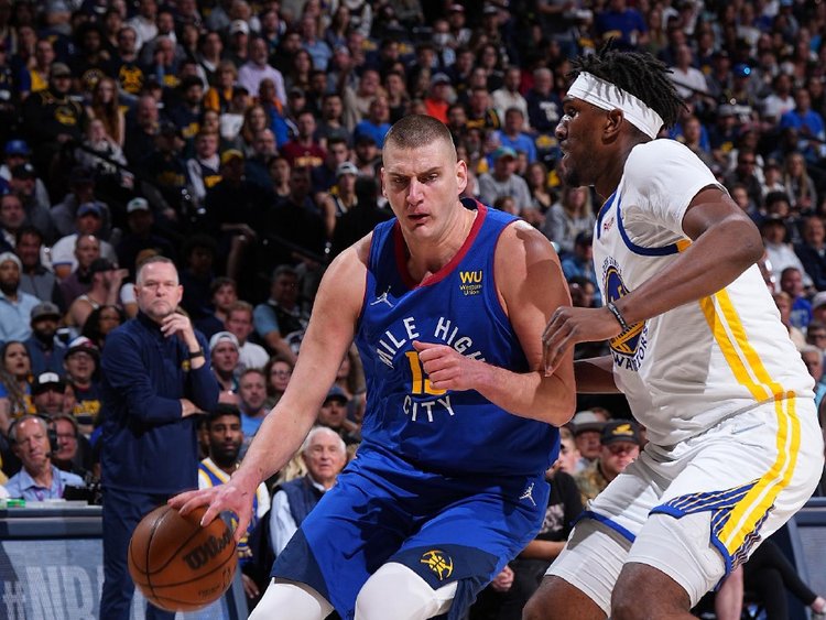 某球星赛后泪崩，场面令人动容（某球星赛后泪洒赛场，场面感人至深）