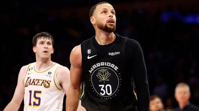 输掉国家德比后，河床球员萨拉斯用拳击打场内拍照的一名人员（国家德比失利后，河床球员萨拉斯拳击场内拍摄人员）